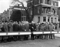 816445 Afbeelding van de officiële opening door wethouder H. Ploeg jr. van de vernieuwde Willemsbrug over de ...